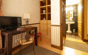 1 bedroom, premium bedding, minibar, in-room safe