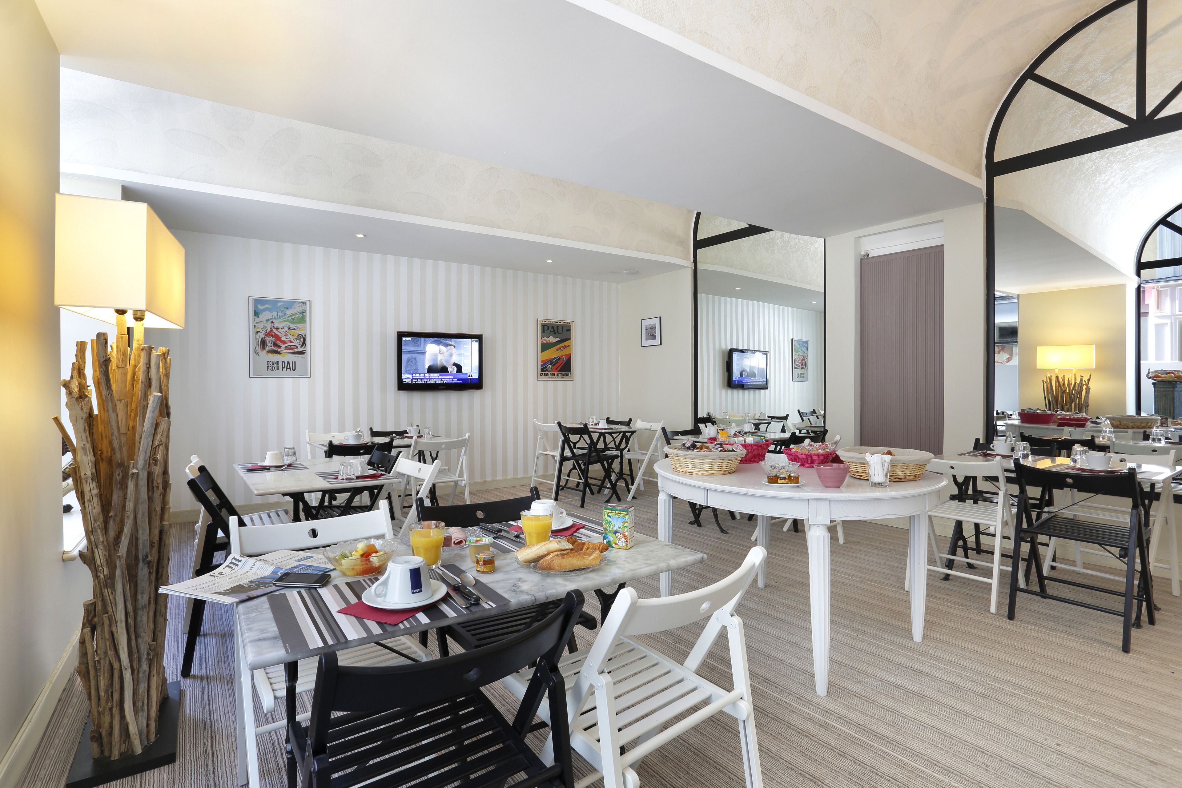 Petit déjeuner buffet (12 EUR par personne)