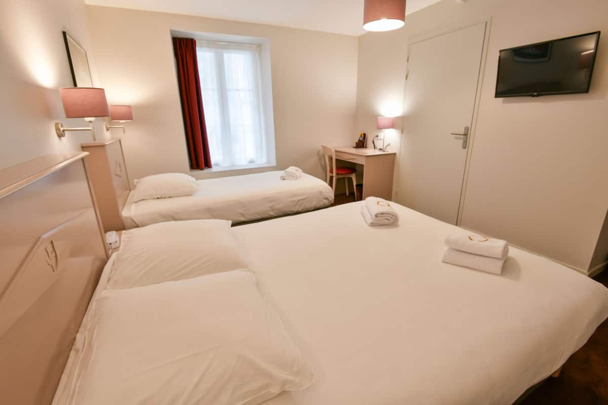 Triple room | Premium bedding, desk, iron/ironing board, free WiFi