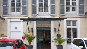 A hotel entrance with a sign reading "HOTEL RONCEVAUX".