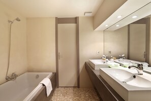 Superior Double Room | Bathroom | Free toiletries, hair dryer, towels - Hôtel Le Roncevaux (Pau)