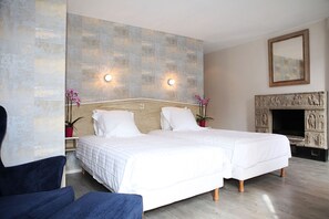Deluxe Double Room | Premium bedding, desk, iron/ironing board, free WiFi - Hôtel Le Roncevaux (Pau)