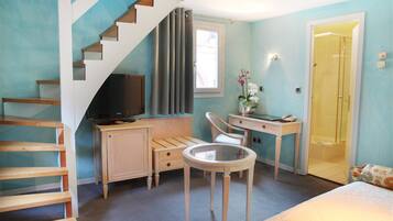 Driepersoonskamer | Luxe beddengoed, een minibar, een kluis op de kamer