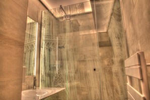 Free toiletries, hair dryer, towels - Hotel Cathedrale (Strasbourg)