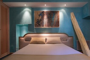 Bộ đồ giường cao cấp, minibar, két bảo mật tại phòng 