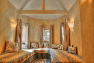 Tek Büyük Yataklı Oda (Cosy - with attic or courtyard view) | Oturma alanı | Uydu yayını kanalları bulunan 90 cm düz ekran televizyon, televizyon 