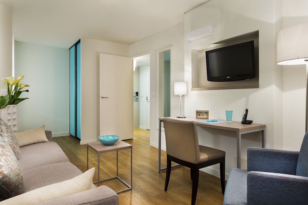 Apartment, 1 Bedroom | 1 bedroom, in-room safe, desk, blackout drapes