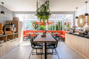 Café da manhã com buffet todos os dias (EUR 14 por pessoa) 