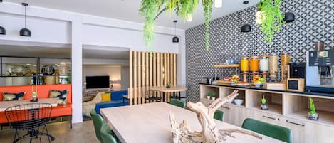 Petit déjeuner buffet (12 EUR par personne)