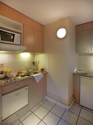 Studio | Private kitchen | Fridge, microwave, stovetop, dishwasher