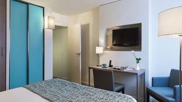Deluxe Studio | In-room safe, desk, blackout drapes, soundproofing