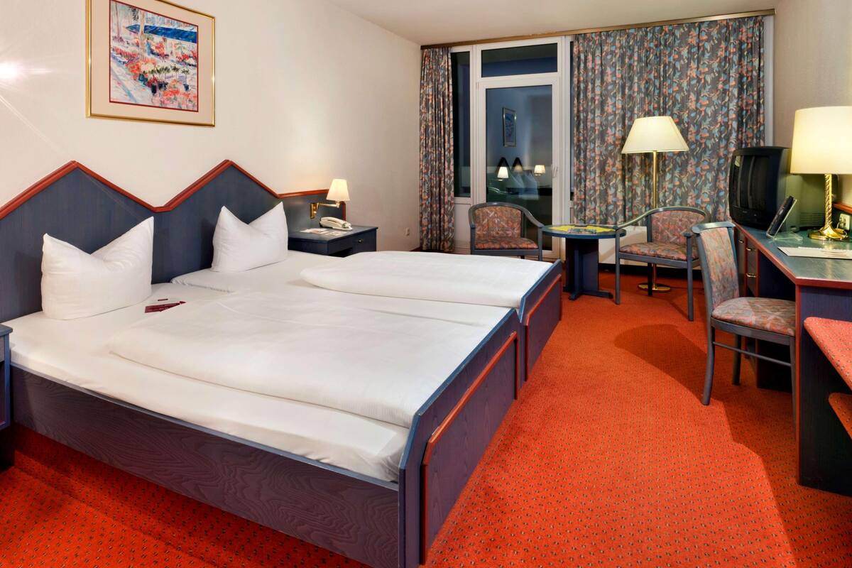 Hypo-allergenic bedding, in-room safe, desk, blackout curtains