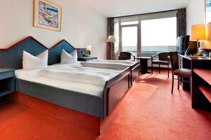 Allergitestet sengetøy, safe på rommet, skrivebord og blendingsgardiner