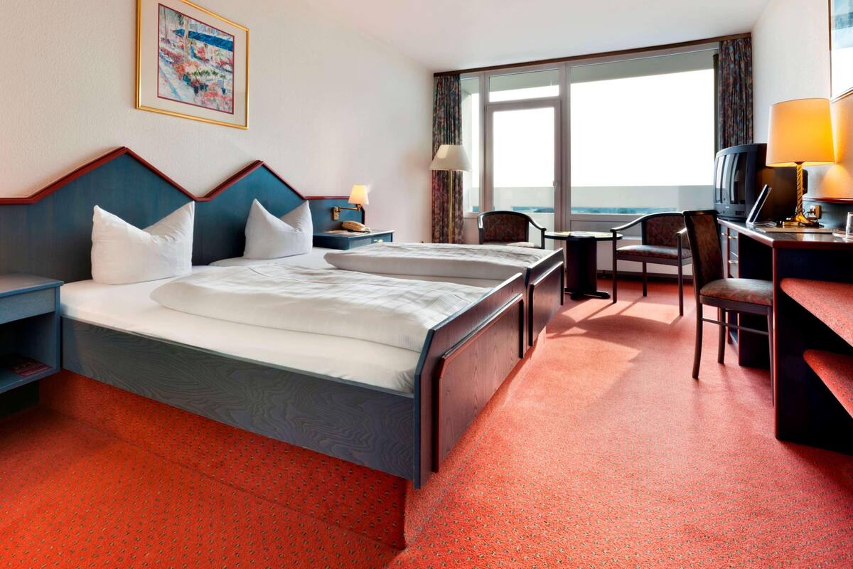 Hypo-allergenic bedding, in-room safe, desk, blackout curtains