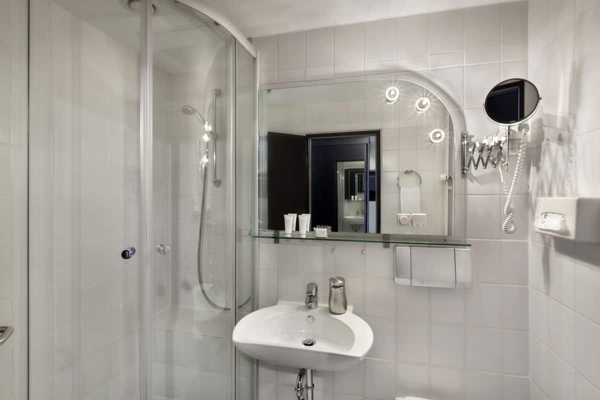 Shower, free toiletries, hair dryer, towels