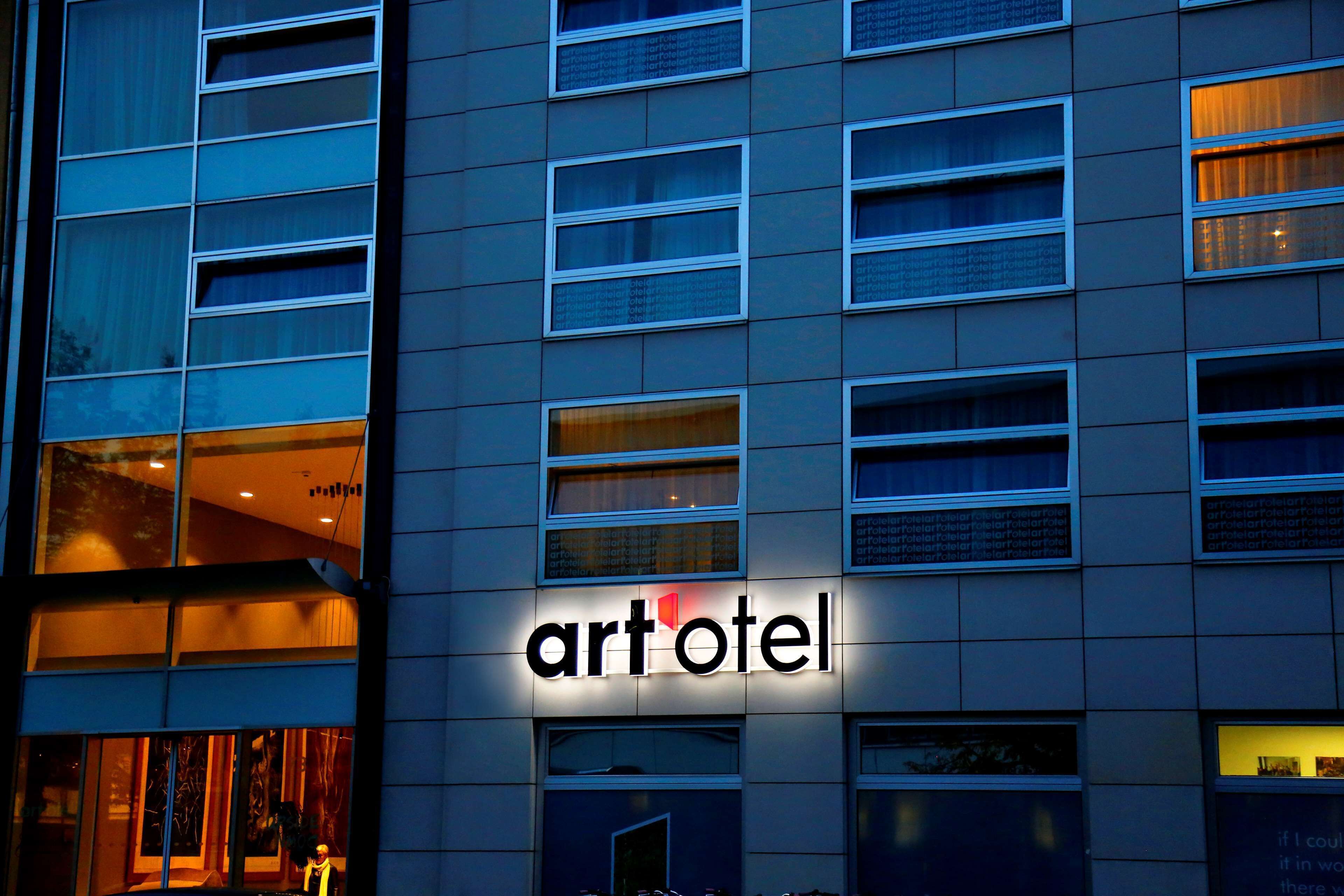 Un bâtiment sur lequel on peut lire l’inscription « artotel ».