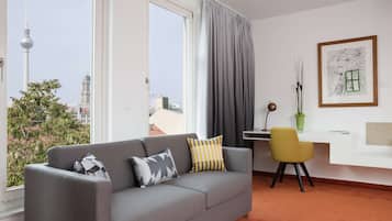 Zimmersafe, Schreibtisch, Verdunkelungsvorhänge, schallisolierte Zimmer