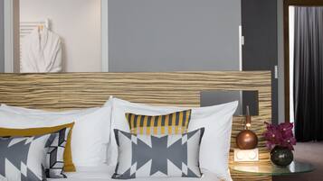 Caja de seguridad en la habitación, escritorio y cortinas blackout