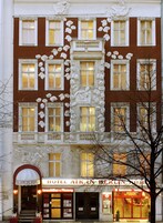 Ein historisches Gebäude mit einem markanten Eingang, auf dem „Hotel Air in Berlin“ steht.