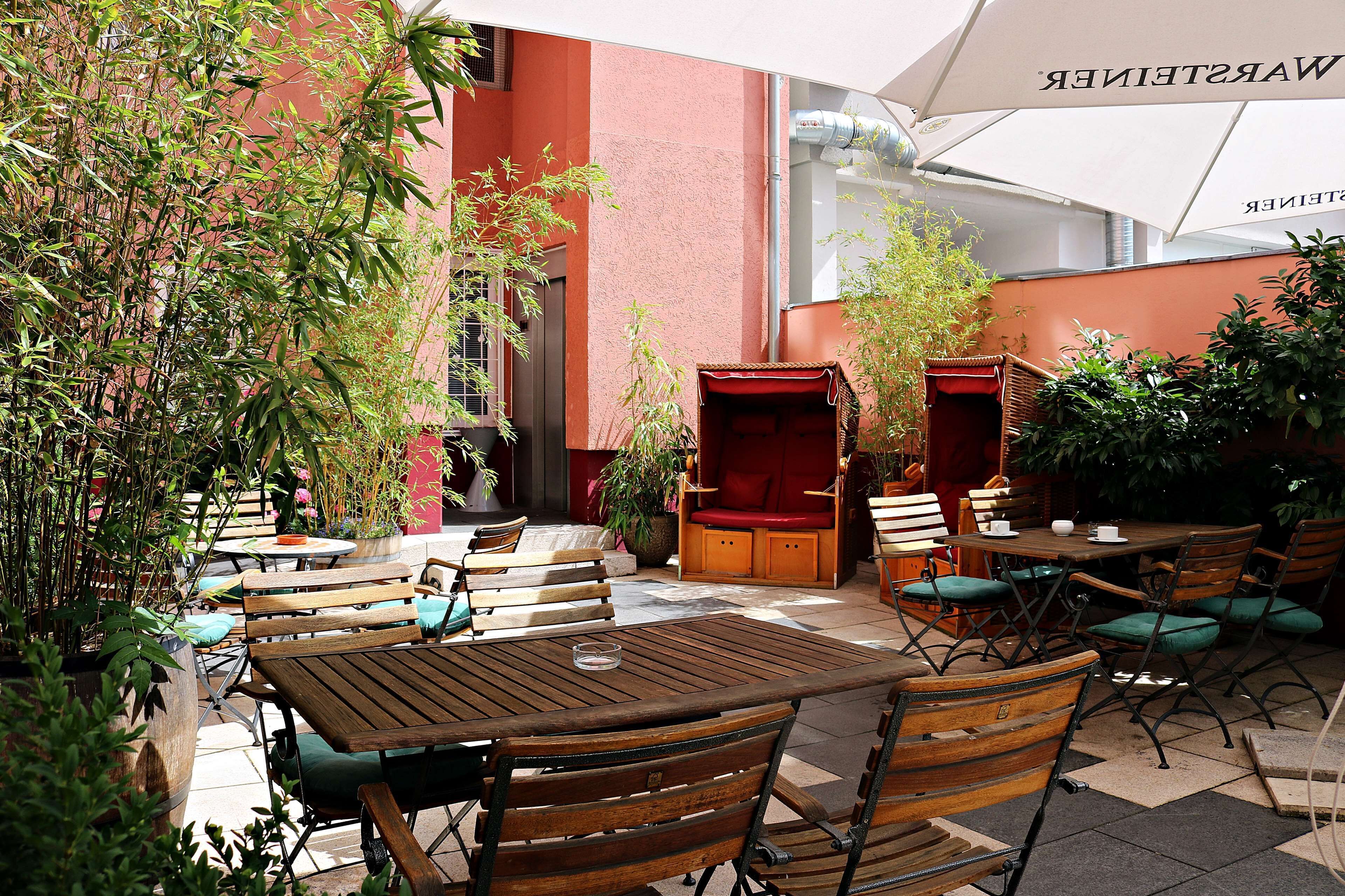 Tägliches Frühstücksbuffet (15 EUR pro Person)