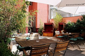 Daily buffet breakfast (EUR 15 per person) - Air in Berlin Hotel (Berlin)