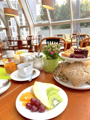 Daily cooked-to-order breakfast (EUR 18.90 per person)