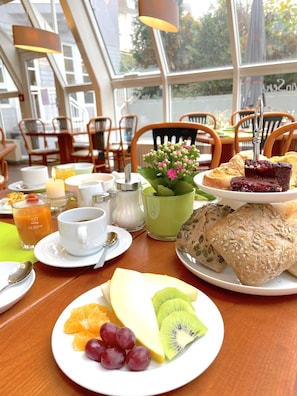 Tägliches nach Wunsch zubereitetes Frühstück (18.90 EUR pro Person)