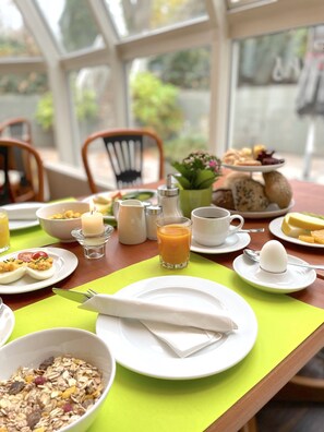 Desayuno a la carta todos los días (con cargo) 