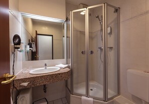 Standard Double Room (SensBase) | Bathroom | Shower, hair dryer, towels, soap - SensCity Hotel Berlin Spandau (Berlin)