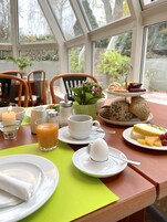 Tägliches nach Wunsch zubereitetes Frühstück (18.90 EUR pro Person)