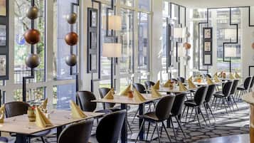 Se ofrece un desayuno bufé todos los días (25 EUR por persona)