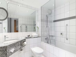 Duschwanne, umweltfreundliche Kosmetikartikel, Haartrockner, Handtücher
