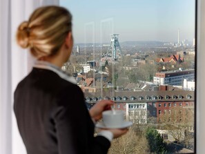 Hochwertige Bettwaren, Schreibtisch, laptopgeeigneter Arbeitsplatz