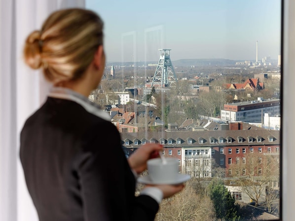 高級寢具、書桌、筆電工作空間、遮光布/窗簾