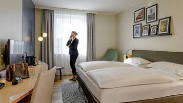 Hochwertige Bettwaren, Schreibtisch, laptopgeeigneter Arbeitsplatz