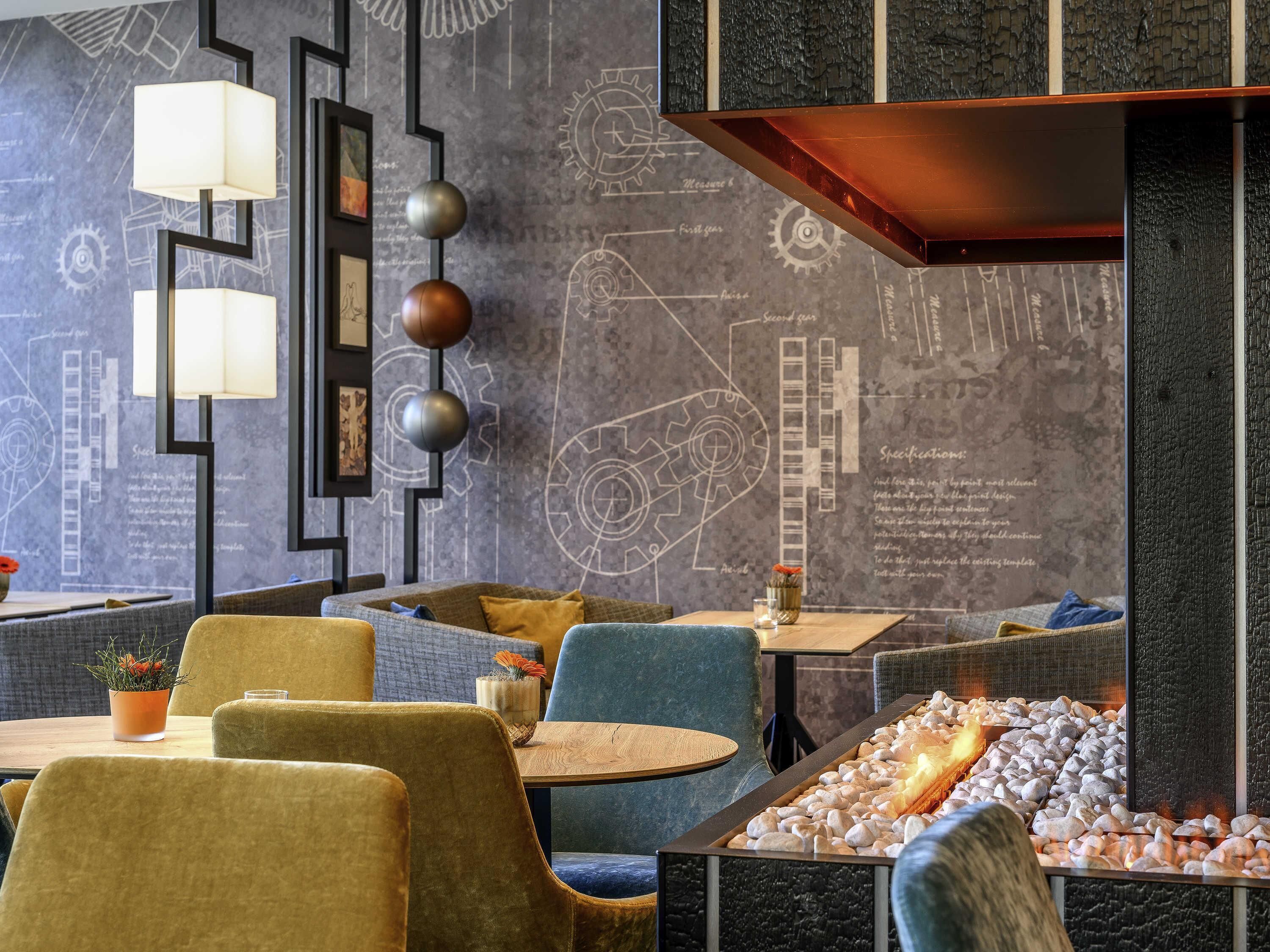 Ein modernes Interieur mit Kamin, Sitzecke und Wanddekoration.
