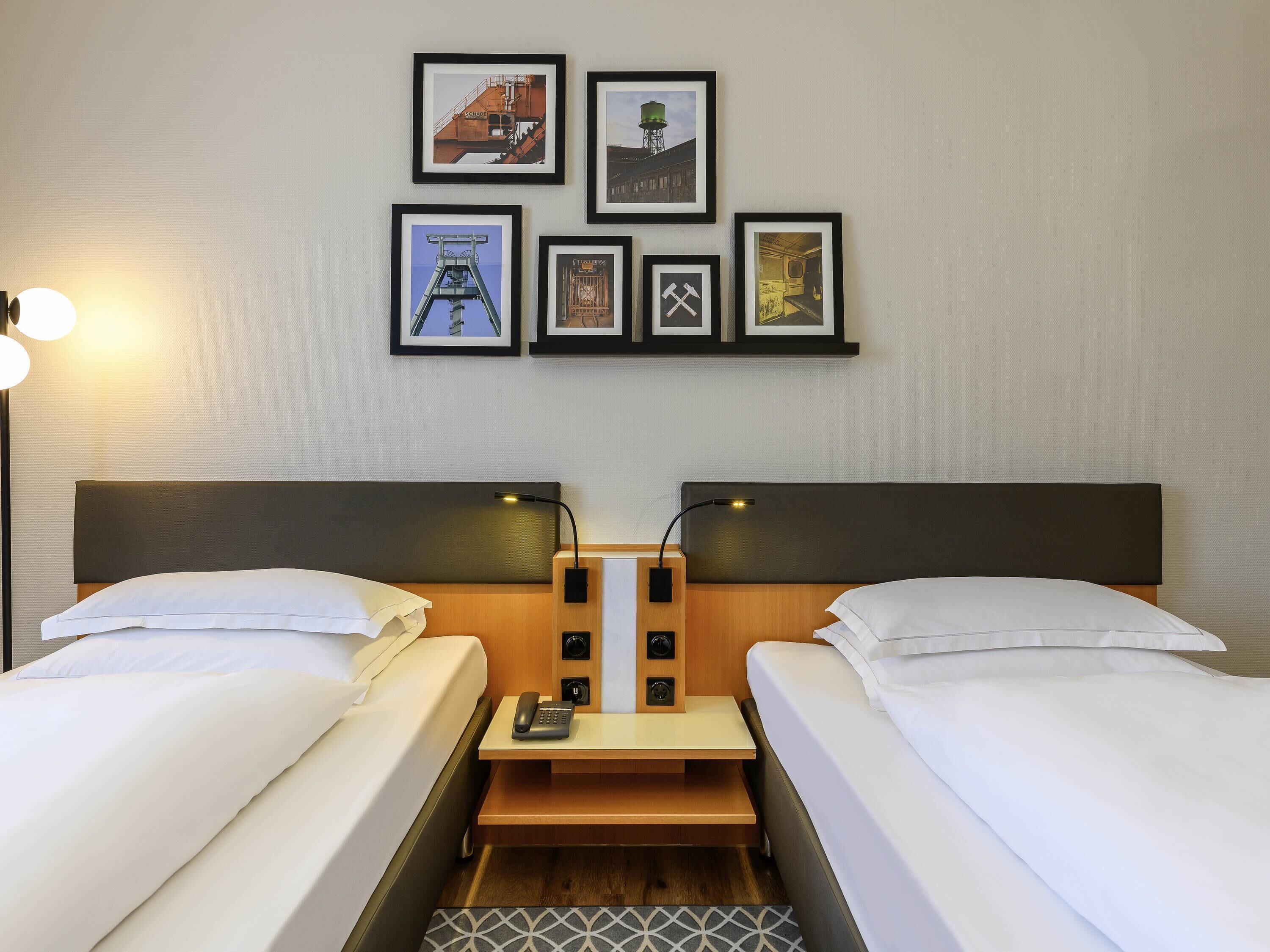 Bộ đồ giường cao cấp, bàn, khu vực làm việc phù hợp cho laptop 