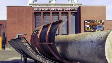 Das Gebäude des Deutschen Bergbau-Museums mit einer großen Metallskulptur davor.