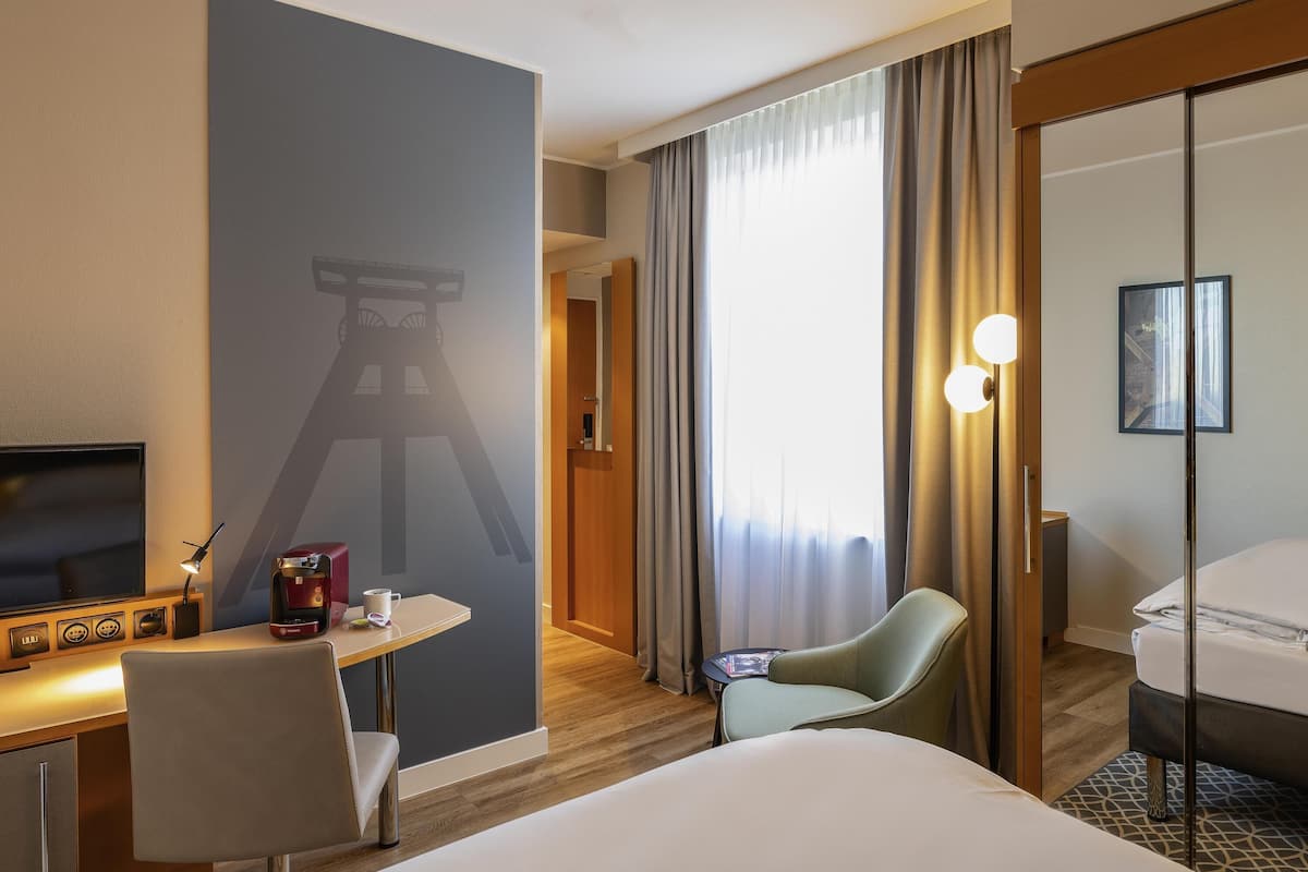 Hochwertige Bettwaren, Schreibtisch, laptopgeeigneter Arbeitsplatz