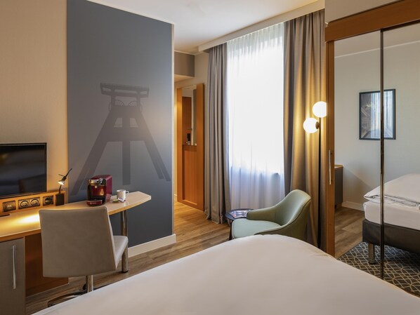 Premium bedding, desk, laptop workspace, blackout drapes - Mercure Hotel Bochum City (Bochum)