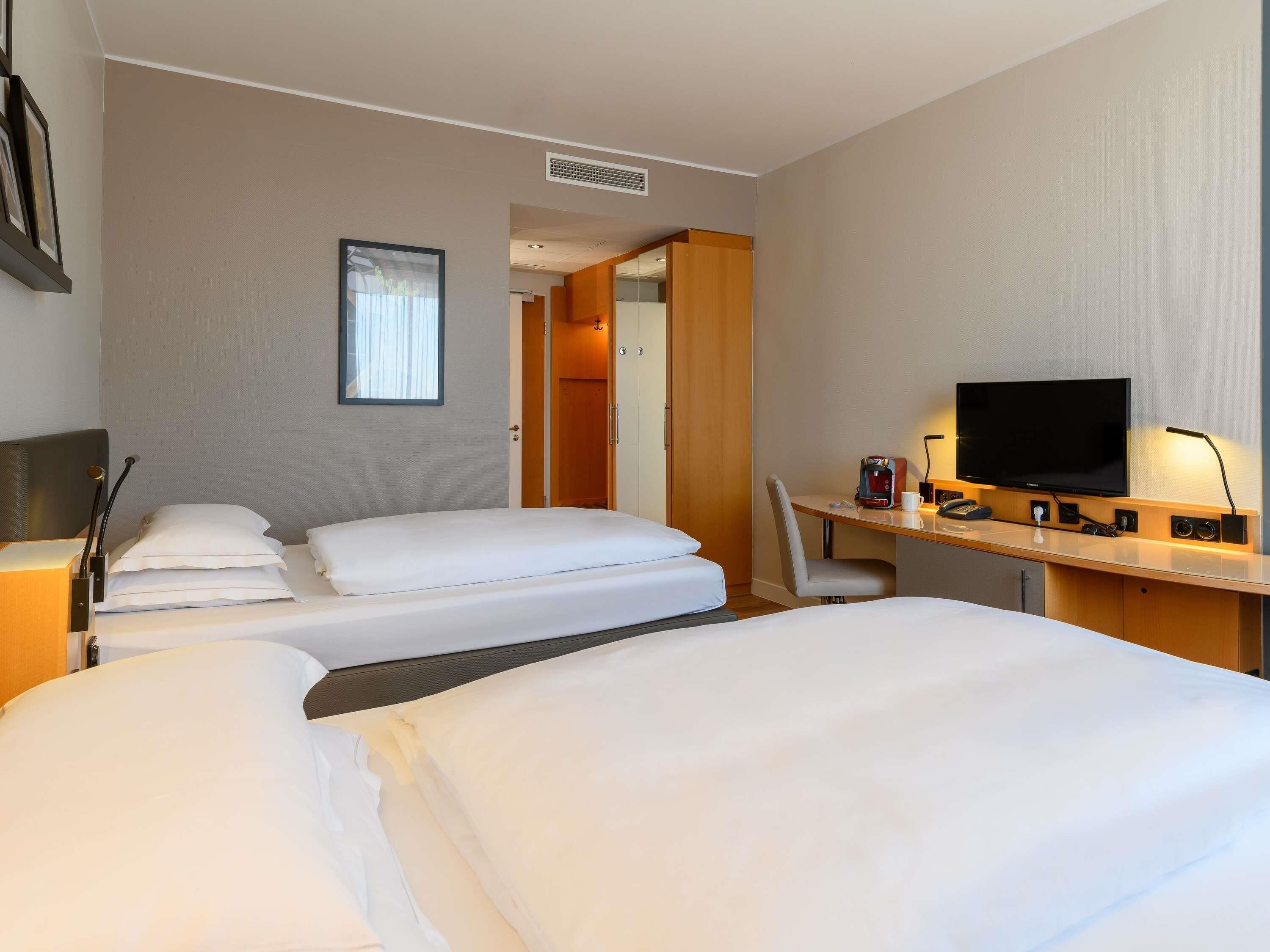 Privilege, Zweibettzimmer, 2 Einzelbetten | Hochwertige Bettwaren, Schreibtisch, laptopgeeigneter Arbeitsplatz