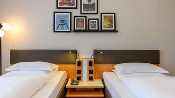 Roupas de cama premium, escrivaninha, espaço de trabalho para notebook