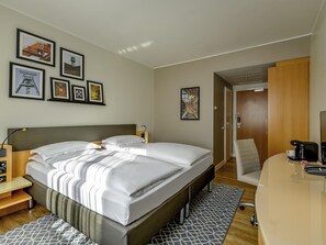 Kamar Double Standar, 1 Tempat Tidur Double | Seprai premium, meja kerja, dan ruang kerja ramah laptop