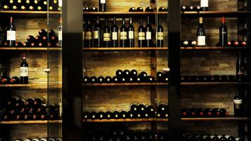 Uma adega com várias prateleiras de garrafas de vinho.