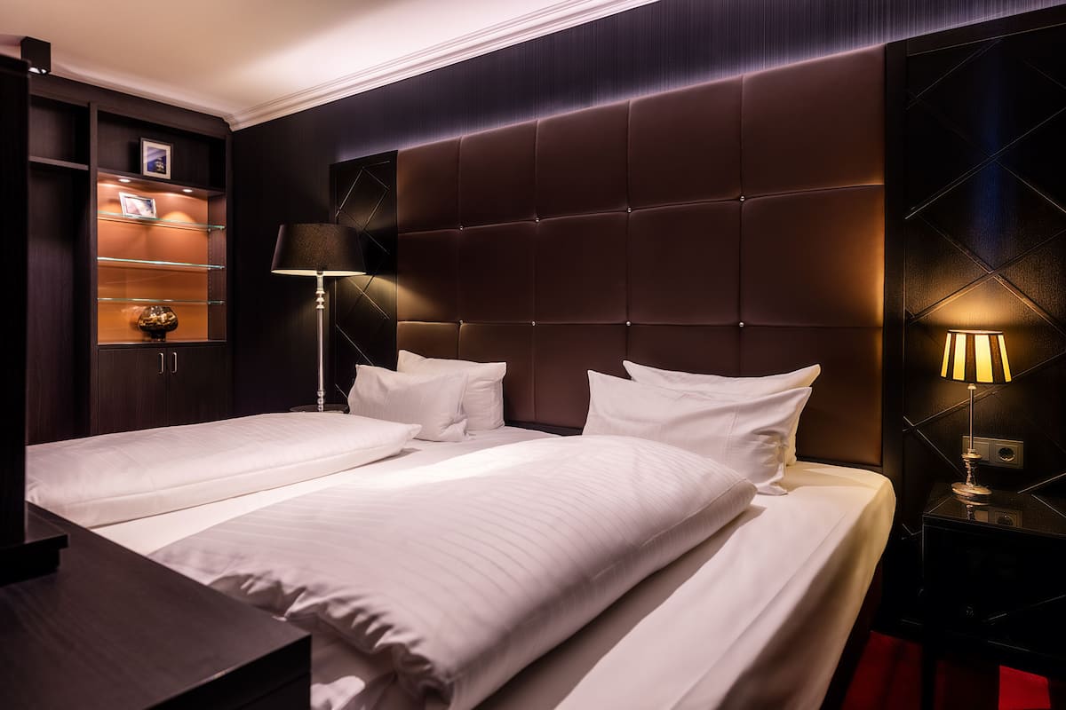 Superior Room | Peralatan tempat tidur hipoalergenik, peti besi dalam bilik