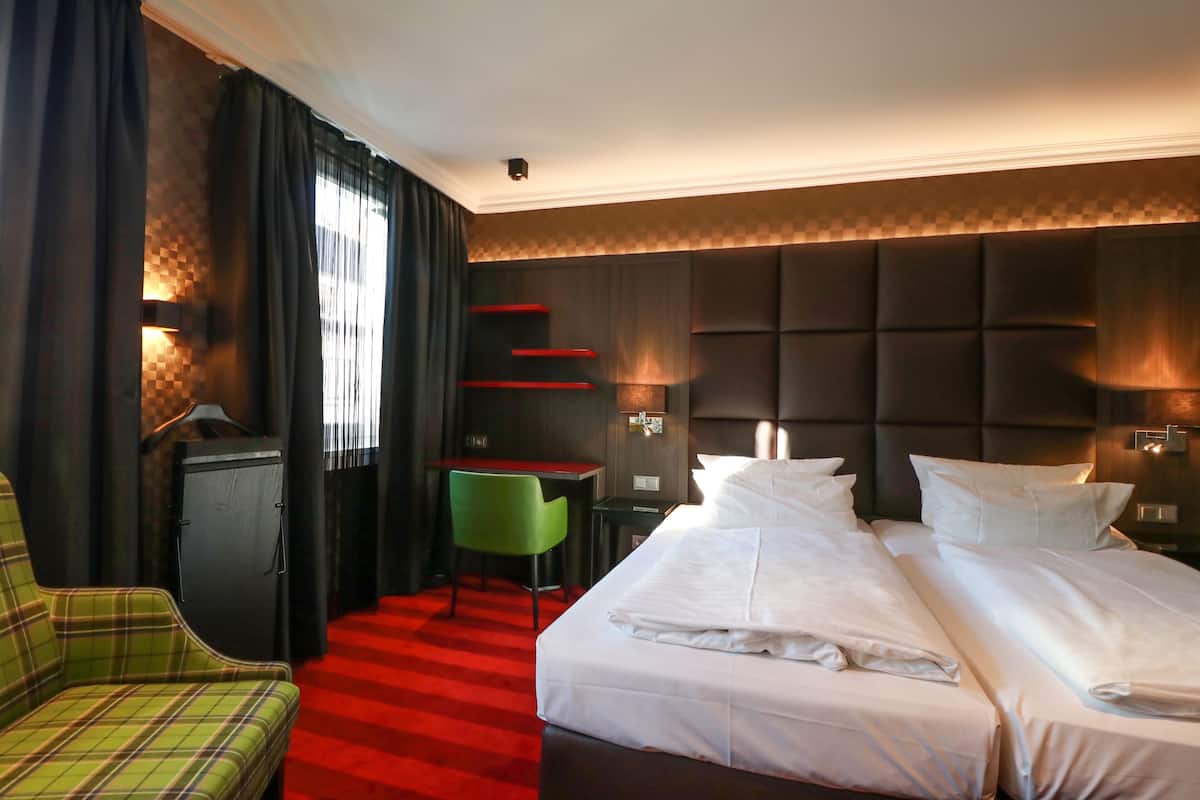 Standard Double Room | Peralatan tempat tidur hipoalergenik, peti besi dalam bilik