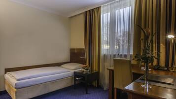 1 bedroom, hypo-allergenic bedding, down comforters, memory foam beds