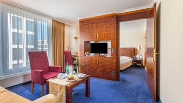 1 bedroom, hypo-allergenic bedding, down comforters, memory foam beds