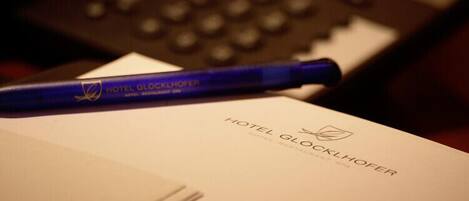 Una pluma sobre un papel con el texto "HOTEL GLOCKLHOFER HOTEL RESTAURANTE".