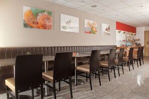 Daily buffet breakfast (EUR 16.5 per person) - Hotel Christina (Cologne)